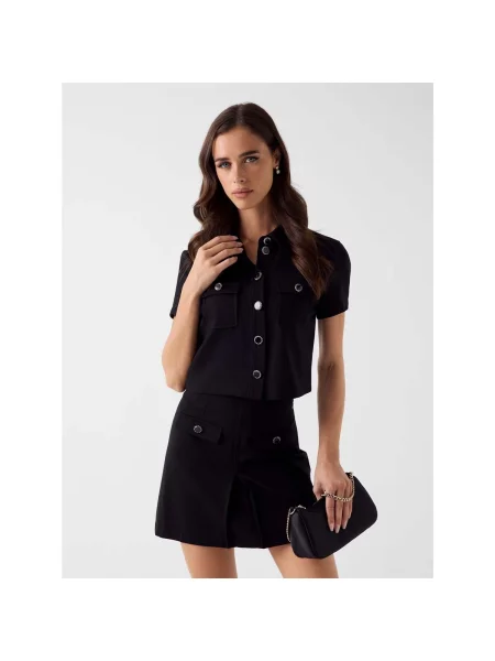 Krátky top Guess s krátkymi rukávmi čierna