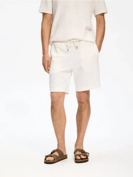 Reserved Pantaloni scurți regular din structurat crem