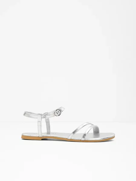 Sandały z paseczków z metalicznym efektem