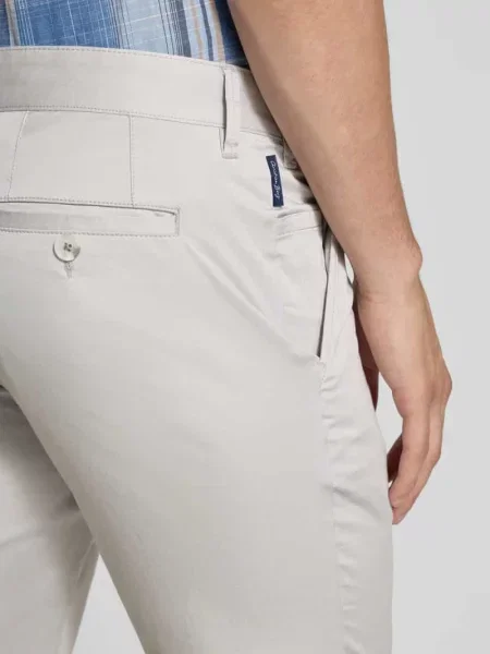Chinosy o kroju regular fit z wpuszczanymi Christian Berg Men