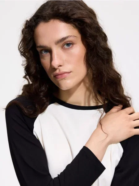 Reserved Tricou cu mânecă lungă din negru
