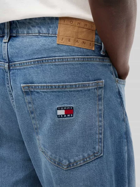 Jeansy o kroju loose fit z mieszanki bawełny Tommy Jeans niebieskie