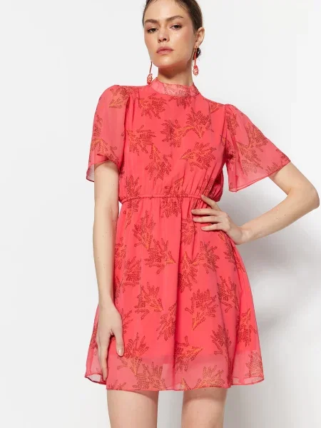 Rochie Trendyol cu model floral roz