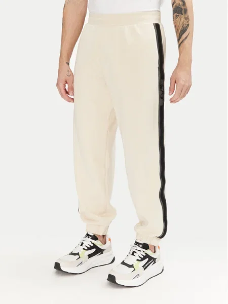 Emporio Armani Melegítő alsó Ekru Modern Fit bézs