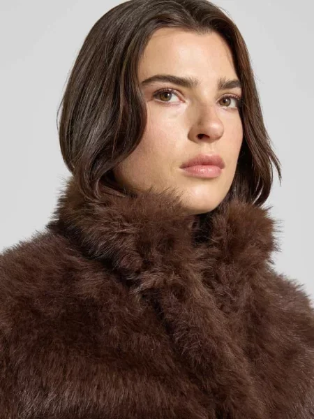 Kurtka z imitacji futra o kroju modern fit z wysoką stójką Vero Moda