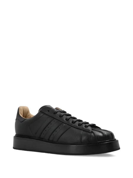 Top Adidas cu dungi cu broderie roșu