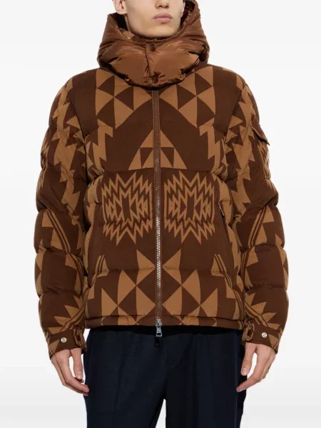 Geacă cu puf Moncler cu imprimeu geometric maro