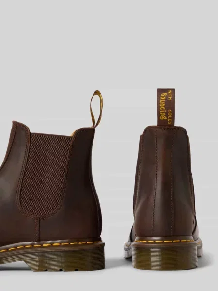 Buty chelsea z naturalnej skóry z ozdobnymi szwami Dr. Martens