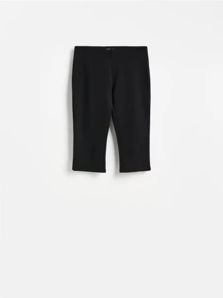 Reserved Pantaloni Capri negru