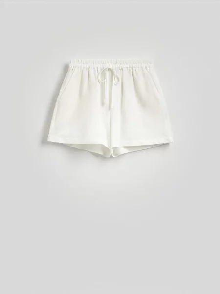 Reserved Pantaloni scurți cu adaos de in alb
