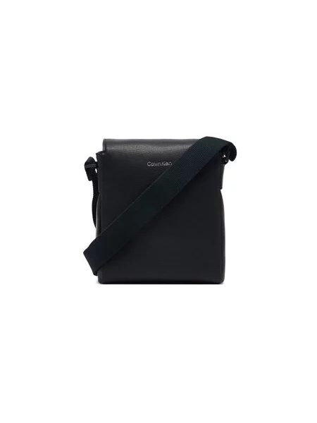 Calvin Klein Crossover torbica Emblem Hw Flap Reporter crna