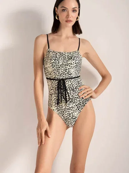 Слитный купальник на тонких бретелях