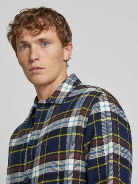 Kurtka koszulowa o kroju regular fit z kołnierzykiem typu kent Knowledge Cotton Apparel niebieska