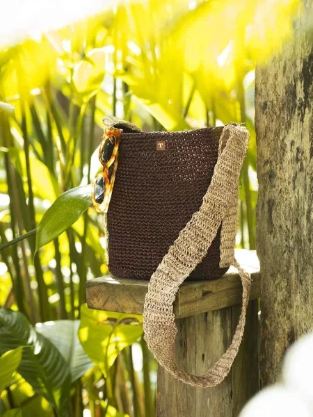Пляжная плетеная сумка коричнева