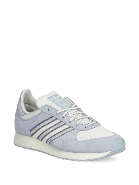 Маратонки Adidas Terrex с връзки на райета с дантела червено