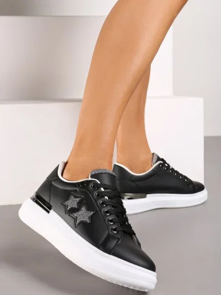 Sneakersy na Płaskiej Podeszwie Ozdobione Metalicznymi Elementami i Wstawkami Kalelia czarne