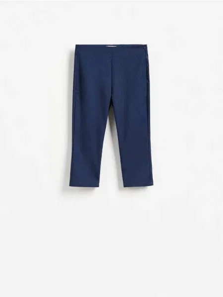Reserved Pantaloni Capri bleumarin