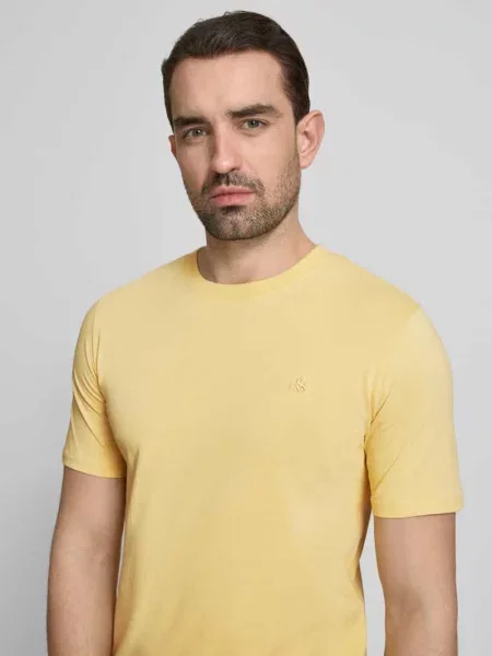 T-shirt w kroju regular fit z haftowanym logo Scotch & Soda żółta