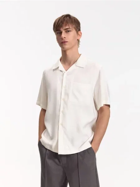 Reserved Koszula boxy fit z krótkim rękawem biały