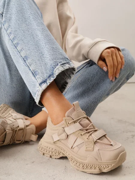 Sneakers chunky pe platformă texturată cu emblemă în formă de inimă Chylera închis bej