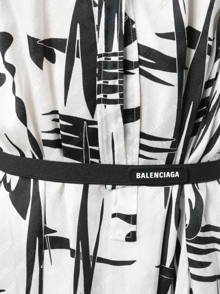 Rochie Balenciaga cu imagine de costum alb