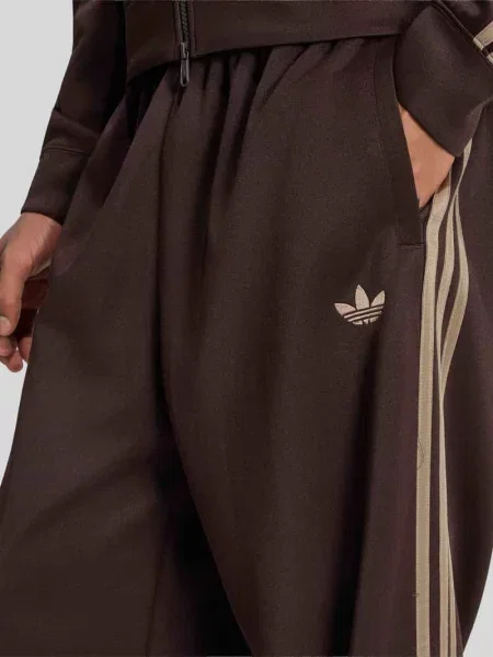 Spodnie dresowe o kroju loose fit z mieszanka bawełny z wyhaftowanym logo Adidas Originals