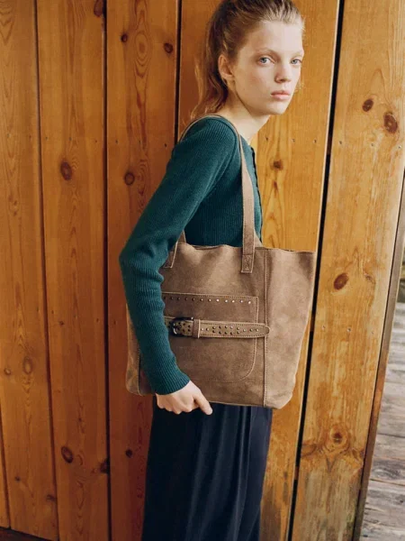 Torba shopper ze skóry z ćwiekami piaskowy Teen uniwersalny MANGO TEEN