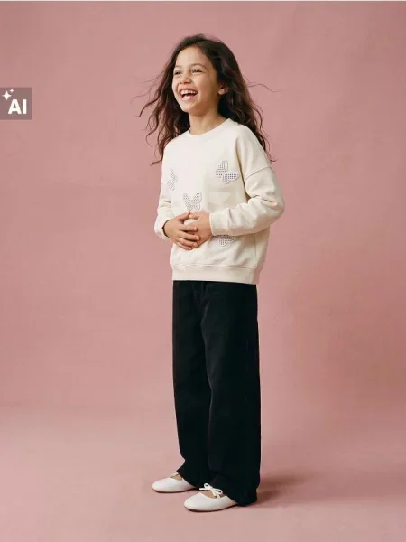 Sinsay Mikina crewneck s bavlnou a nášivkami ve tvaru motýlů krémová