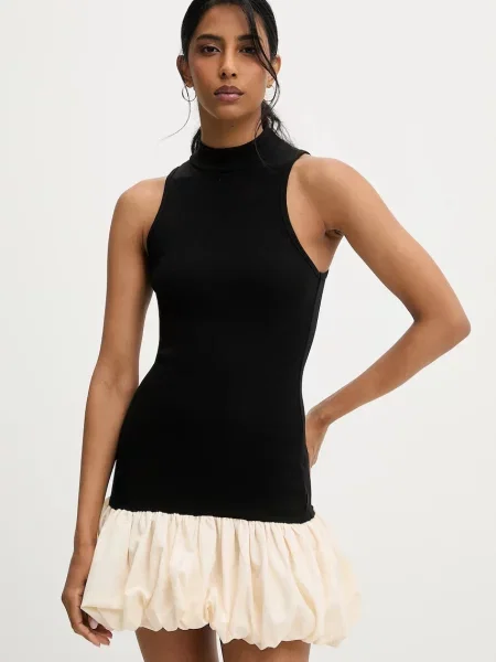 Рокля Answear Lab къса с кройка по тялото бяло
