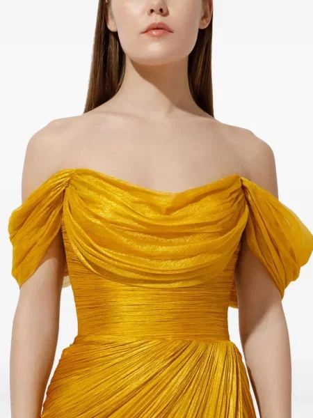 Rochie Iris Serban plisată de costum auriu