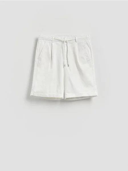 Reserved Szorty regular z wiskozą biały