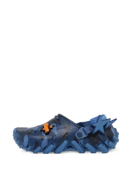 Saboți Crocs cu imagine cu model camuflaj albastru