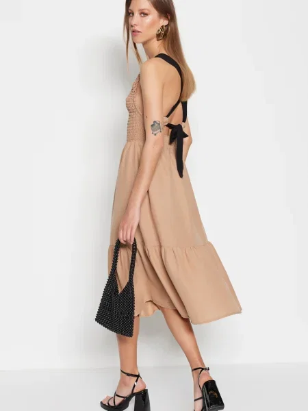 Midi obleka Trendyol roza