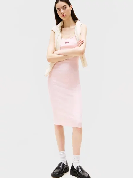 Костюмна міді джинсова сукня Tommy Jeans з ремінцями рожева