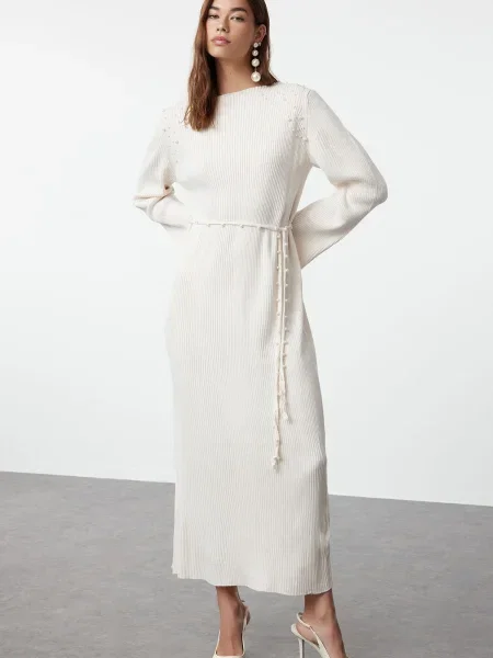 Sukienka Trendyol z perełkami sztruksowa garniturowa