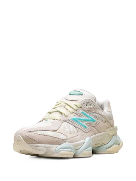 Sneakerși New Balance cu aplicații