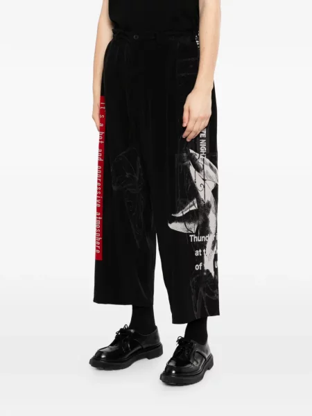 Grafički hlače Yohji Yamamoto s printom crna