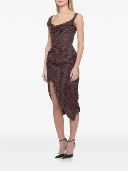 Rochie Vivienne Westwood drapată de costum roșu