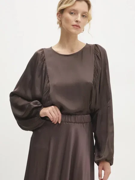 Блуза Answear Lab с изчистен дизайн кафяво