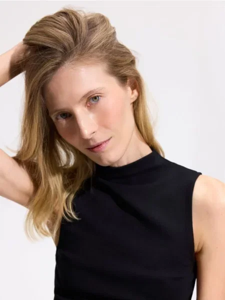 Reserved Top din modal negru