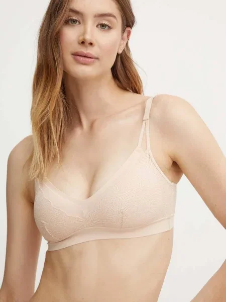 Сутиен Chantelle SOFT STRETCH бежово от дантела с изчистен дизайн