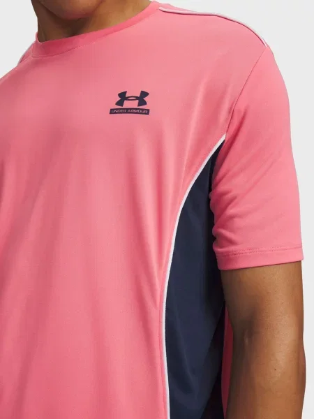 Короткая спортивная футболка Under Armour с коротким рукавом розовая