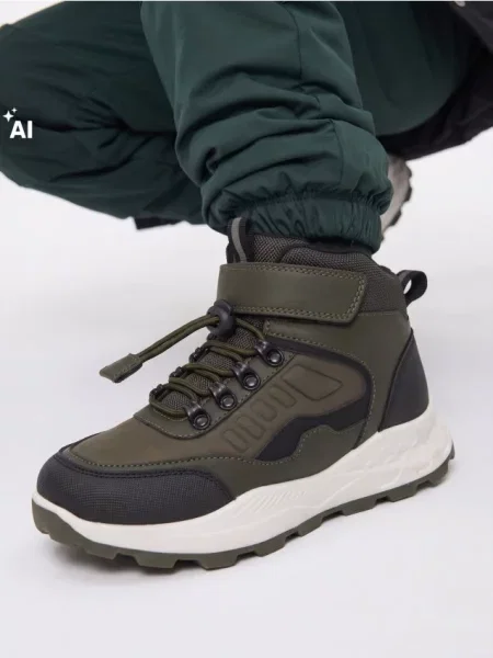 Sinsay Kotníkové trekové boty z imitace kůže khaki