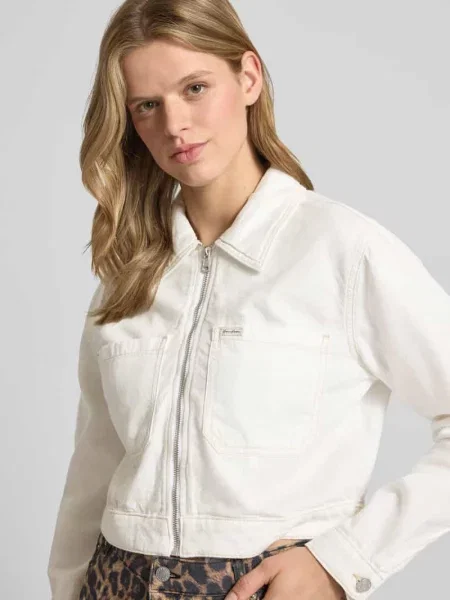Kurtka jeansowa o krótkim kroju z na piersi i naszywką z logo Guess Jeans biała