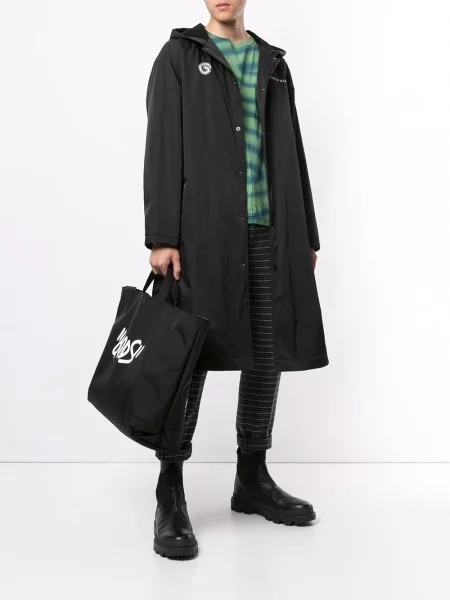 Raštuota parka Undercover su gobtuvu juoda
