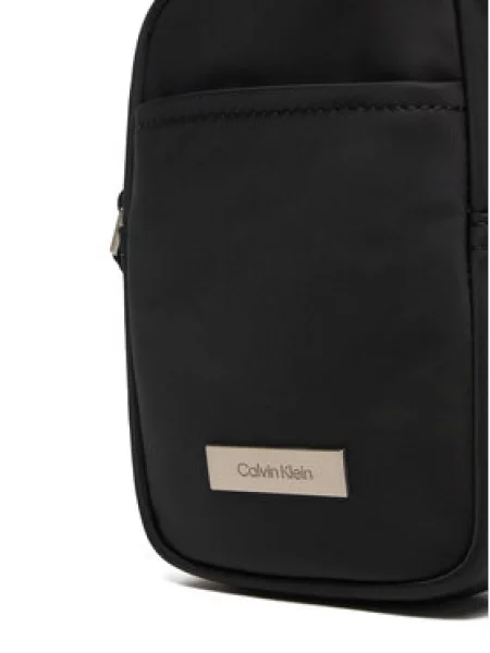 Calvin Klein Torbica za okrog pasu Sleek Slim Reporter črna