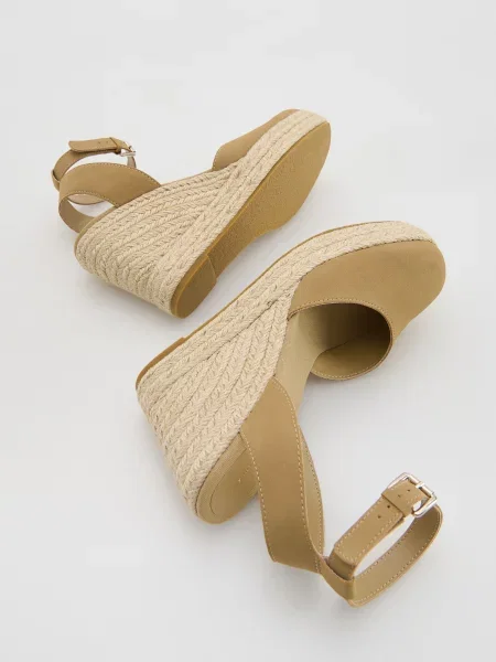 Туфли Reserved на танкетке бежевые