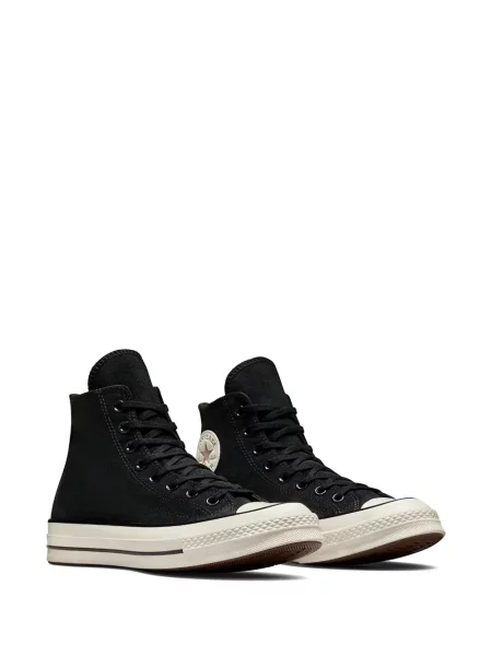 Iš natūralios odos sportbačiai Converse Chuck 70 izoliuoti ant pleištinio kulniuko pilka