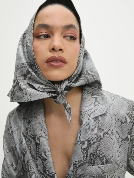 Кожен шал Answear Lab с десен сиво