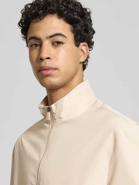 Kurtka o kroju regular fit ze stójką model ‘Charge’ Jack & Jones beżowa